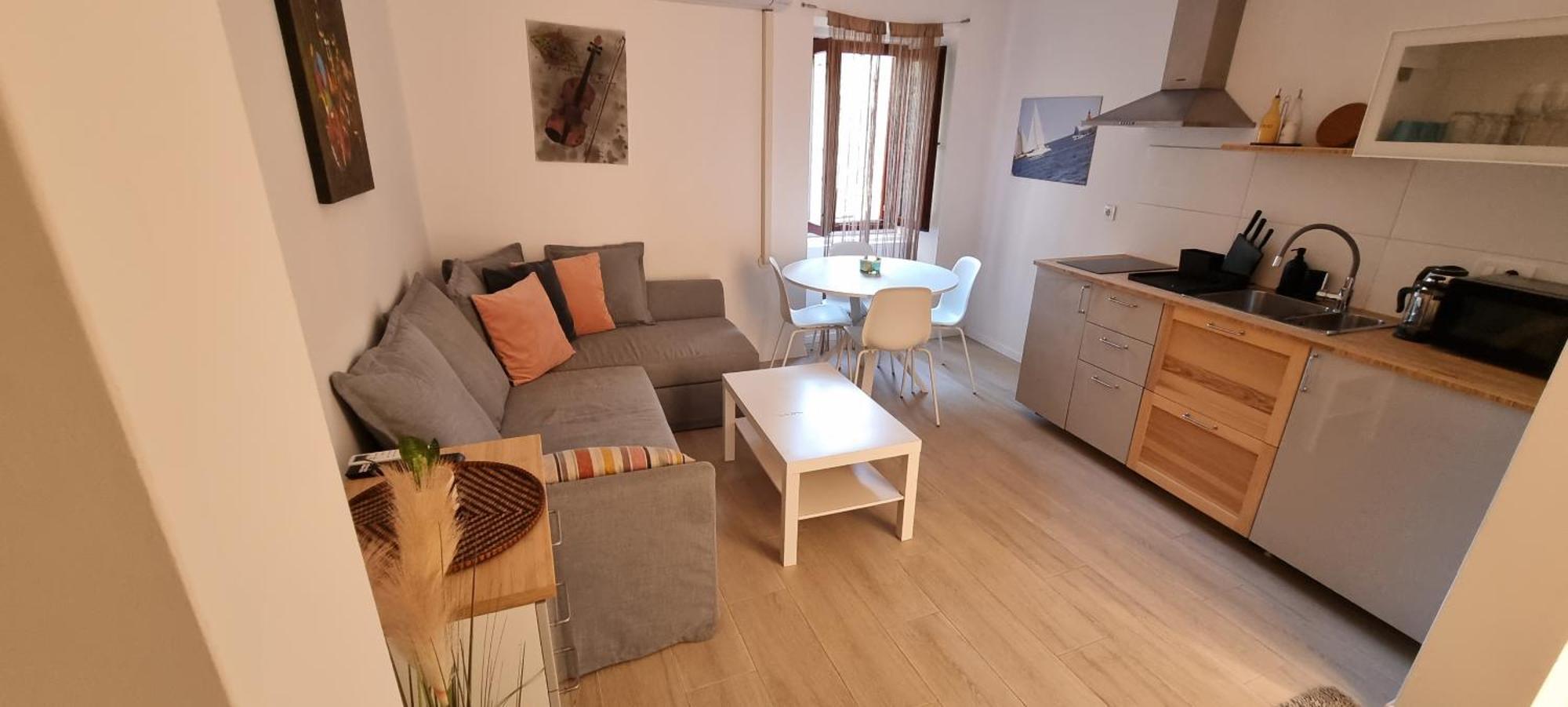 Eli I Val Apartament *